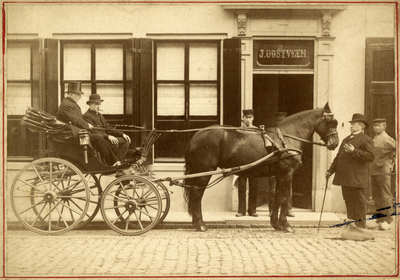 601158 Afbeelding van enkele heren bij een met een paard bespannen rijtuig voor het logement annex stalhouderij van J. ...